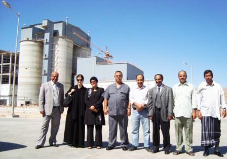 وفد  جامعة عدن خلال زيارة مصنع اسمنت حضرموت