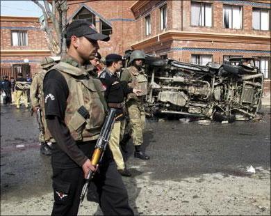 جنود باكستانيون في موقع تفجير انتحاري شمال غربي باكستان