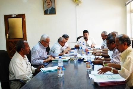 محافظ عدن يرأس اجتماع المؤسسة المحلية للمياه والصرف الصحي