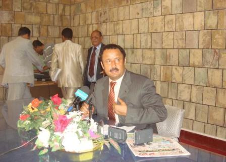 الصوفي يتحدث للصحافيين أمس