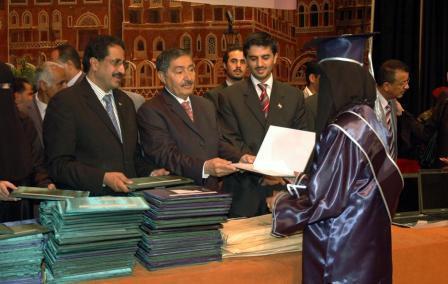 عبدالعزيز عبدالغني يكرم إحدى الطالبات المتفوقات