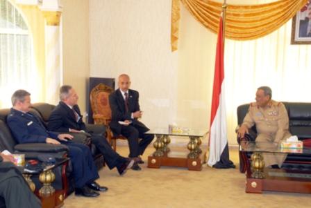 رئيس هيئة الأركان العامة يلتقي السفير الأمريكي بصنعاء