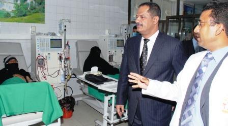 رئيس الوزراء لدى زيارته للمستشفى العسكري بصنعاء أمس