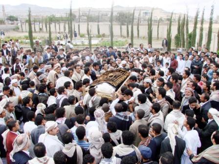 أثناء تشييع جثماني اللواء الركن ناجي مسعد المضرحي وأمجد محمد ضيف الله نجل اللواء محمد ضيف الله