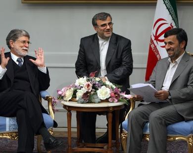 وزير الخارجية البرازيلي سيلسو أموريم (يساراً) لدى لقائه الرئيس الإيراني محمود أحمدي نجاد