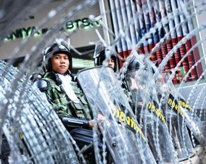 جنود تايلنديون مستعدون لمواجهة المحتجين بحي المال وسط بانكوك