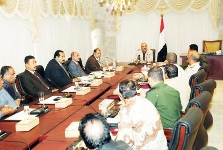 رئيس الجمهورية يلتقي قيادة السلطة المحلية واللجنة الأمنية ومسؤولي النيابة العامة في محافظة حضرموت