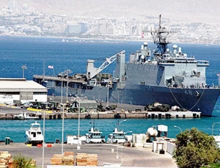 سفينة حربية أميركية بميناء العقبة عند وقوع هجوم صاروخي عام 2005