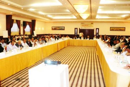 من اللقاء التشاوري لتطبيق أفضل الممارسات الصحية بعدن أمس