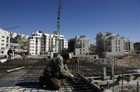 فلسطيني يعمل في بناء مستوطنة يهودية بالقرب من القدس يوم 22 مارس  2010.