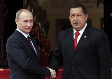 الرئيس الفنزويلي هوجو تشافيز (الى اليمين) يصافح رئيس الوزراء الروسي فلاديمير بوتين في كاراكاس