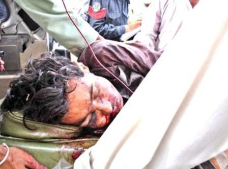 أثناء نقل جريح  إلى المستشفىأصيب بهجوم انتحاري ببيشاور قبل يومين
