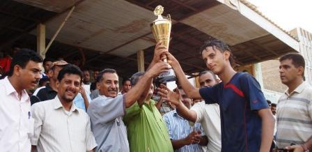 قائد فريق القبيلي يتسلم كأس المركز الثاني