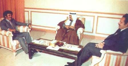 أمير الكويت يتوسط الرئيسين علي عبدالله صالح  وعلي ناصر محمد في االكويت