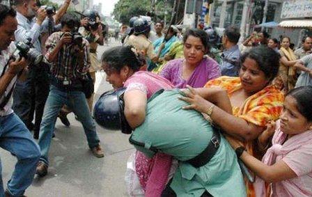 هندية تنهال ضربا على أحد أفراد الشرطة!.