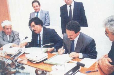 الرئيسان علي عبدالله صالح وعلي سالم البيض يوقعان اتفاقية العمل المشترك بين المؤتمر الشعبي العام والحزب الاشتراكي اليمني