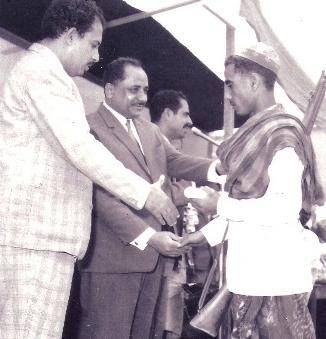 الفقيد انور خالد (يسار) بجوار الرئيس الراحل قحطان الشعبي أثناء توزيع اراضي الاصلاح الزراعي في ردفان 1968م عندما كان وكيلاً لوزير الزراعة في الشطر الجنوبي للوطن سابقاً / إرشيف