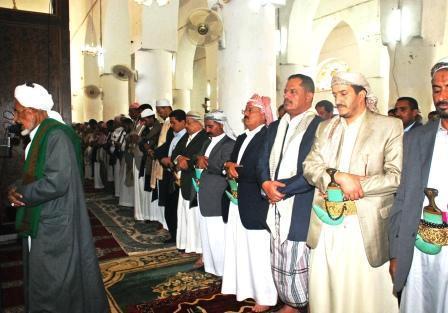 رئيس الجمهورية يؤدي صلاة الجمعة في جامع الجند بتعز