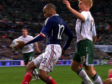 هنري يهيئ الكرة بيده لتتأهل فرنسا إلىلمونديال 2010
