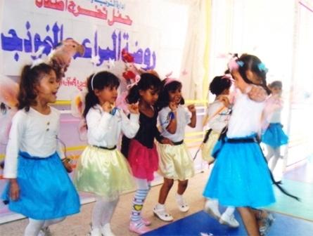 مجموعة الفراشات تقدم إحدى الرقصات