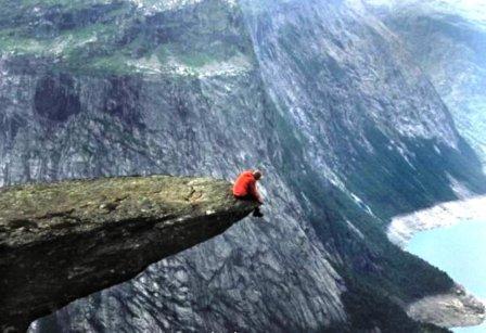 هل يجرؤ أحدكم على الجلوس في حافة الهاوية كهذا الرجل