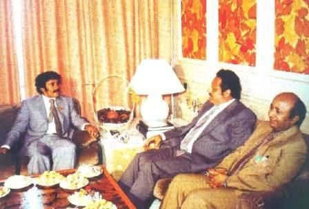 الرئيسان علي عبدالله صالح و علي ناصر محمد وبجانبه حسن  مكي في صنعاء