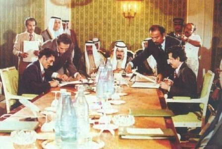 أمير الكويت يتوسط الرئيسين علي عبدالله صالح وعبدالفتاح  إسماعيل أثناء توقيع اتفاقية الكويت