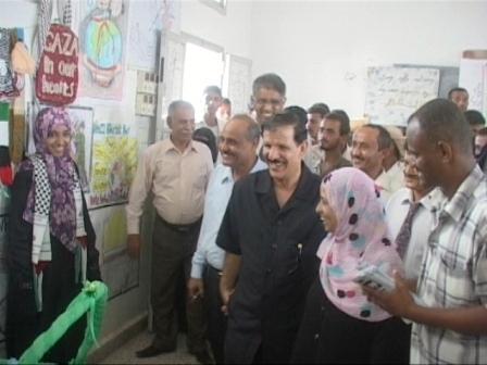 محافظ لحج لدى تجواله في المعرض العلمي