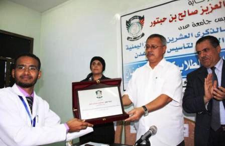 د. حبتور يكرم أحد المشاركين في المؤتمر لطلاب الأسنان