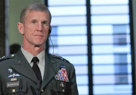 قائد القوات الامريكية وقوات الناتو الجنرال ستانلي مكريستال لدى حضوره مؤتمراَ صحفياً في برلين يوم 21 ابريل  2010.