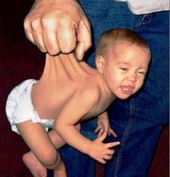 هل هذا عقاب أم طريقة جديدة لحمل الأثقال؟!