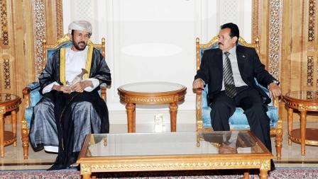 وزير الثروة السمكية مع نظيره العماني لدى مغادرته مسقط