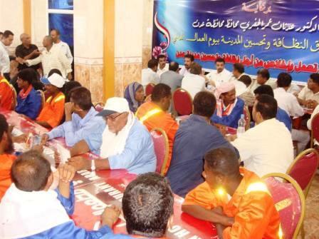 محافظ عدن لدى تكريمه عمال النظافة