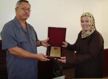 بن حبتور لدى تكريمه إحدى المشاركات في مراقبة الانتخابات السودانية