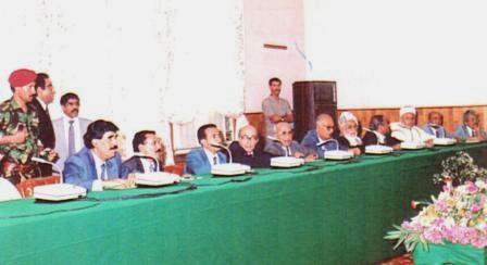 الرئيسان علي عبدالله صالح وعلي سالم البيض في آخر اجتماع لوفدي شطري اليمن يوم 22 مايو