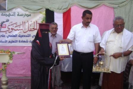 عمير يكرم الطالبات المتفوقات في مدرسة (النهضة)