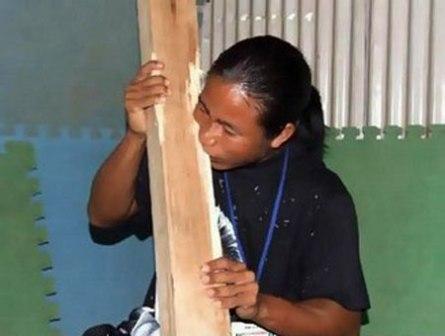 رجل يأكل الخشب بطريقة السناجب...