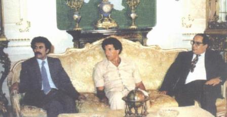 عبدالسلام جلود يتوسط الرئيس  علي عبدالله صالح وحيدر حيدر أبوبكر العطاس في طرابلس 1986م