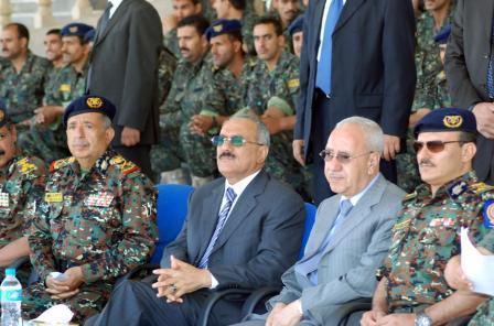 رئيس الجمهورية يشهد العرض العسكري الذي أقيم بمناسبة احتفالات شعبنا بالعيد الوطني الـ20 للجمهورية