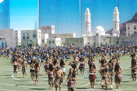 رقصات وأهازيج بالأزياء الشعبية في المهرجان الكرنفالي بتعز