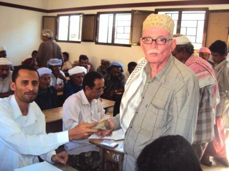 أحد المتضررين يتسلم التعويض