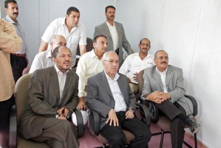 رئيس الجمهورية لدى  تفقده مشروع مجمع الشقق الفندقية  بعدن