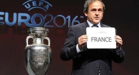 الفرنسي ميشيل بلاتيني رئيس(الويفا) يرفع إسم فرنسا كمستضيف يورو 2016