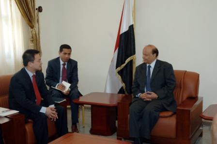 نائب الرئيس لدى استقباله وفد شركة هاواوي الصينية للاتصالات الدولية أمس