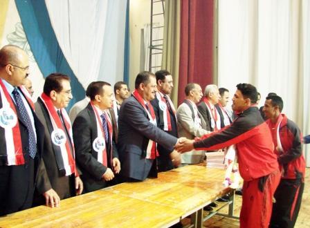 د. مجور لدى تكريمه أبطال اليمن الرياضيين في المحافل الخارجية