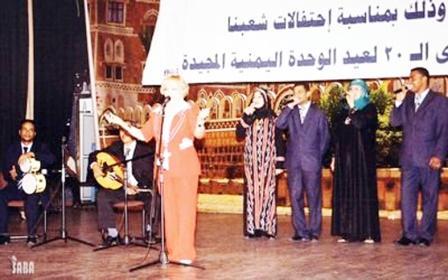 إحدى الفقرات الغنائية في الحفل الفني بنادي بلقيس