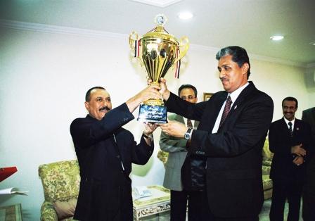 الرئيس يسلم كأس البطولة لرئيس نادي شعب حضرموت