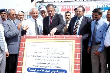 رئيس الوزراء يفتتح ويضع الحجر الأساس لمشاريع بالحديدة