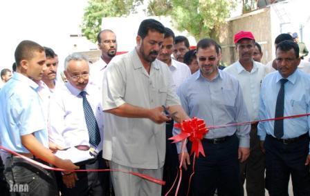 محافظ عدن لدى افتتاحه قسم حدادة الالمنيوم في المعهد الفني الصناعي بمديرية المنصورة