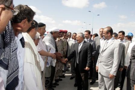 .. وأثناء استقباله من أعضاء المجالس المحلية والمكاتب التنفذية والمشايخ والشخصيات الاجتماعية في أبين